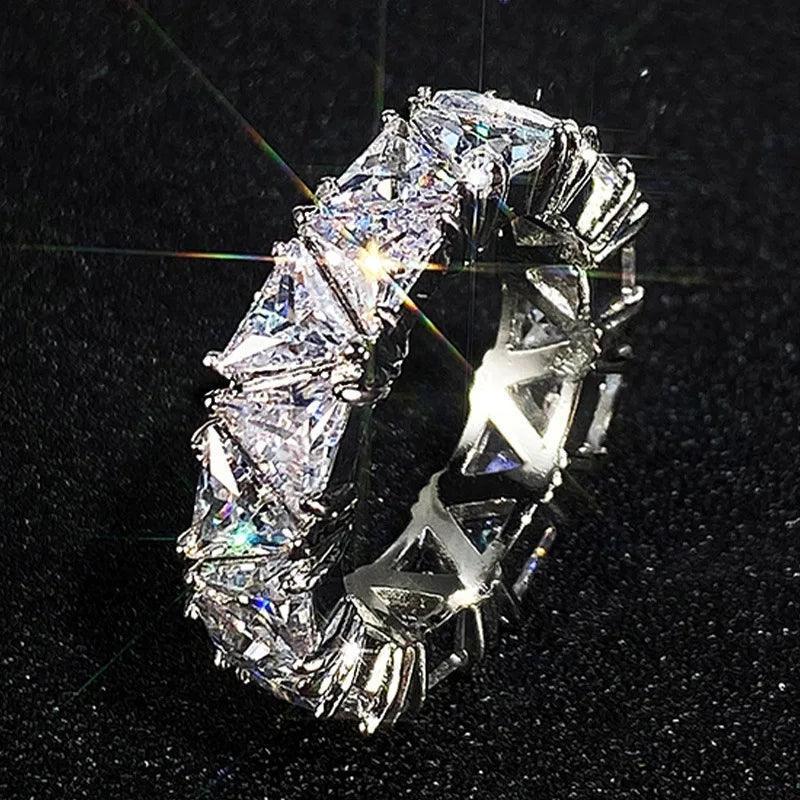 Anel Luxuoso de Prata Esterlina 925 com Zircão Triangular - Heraki Joias