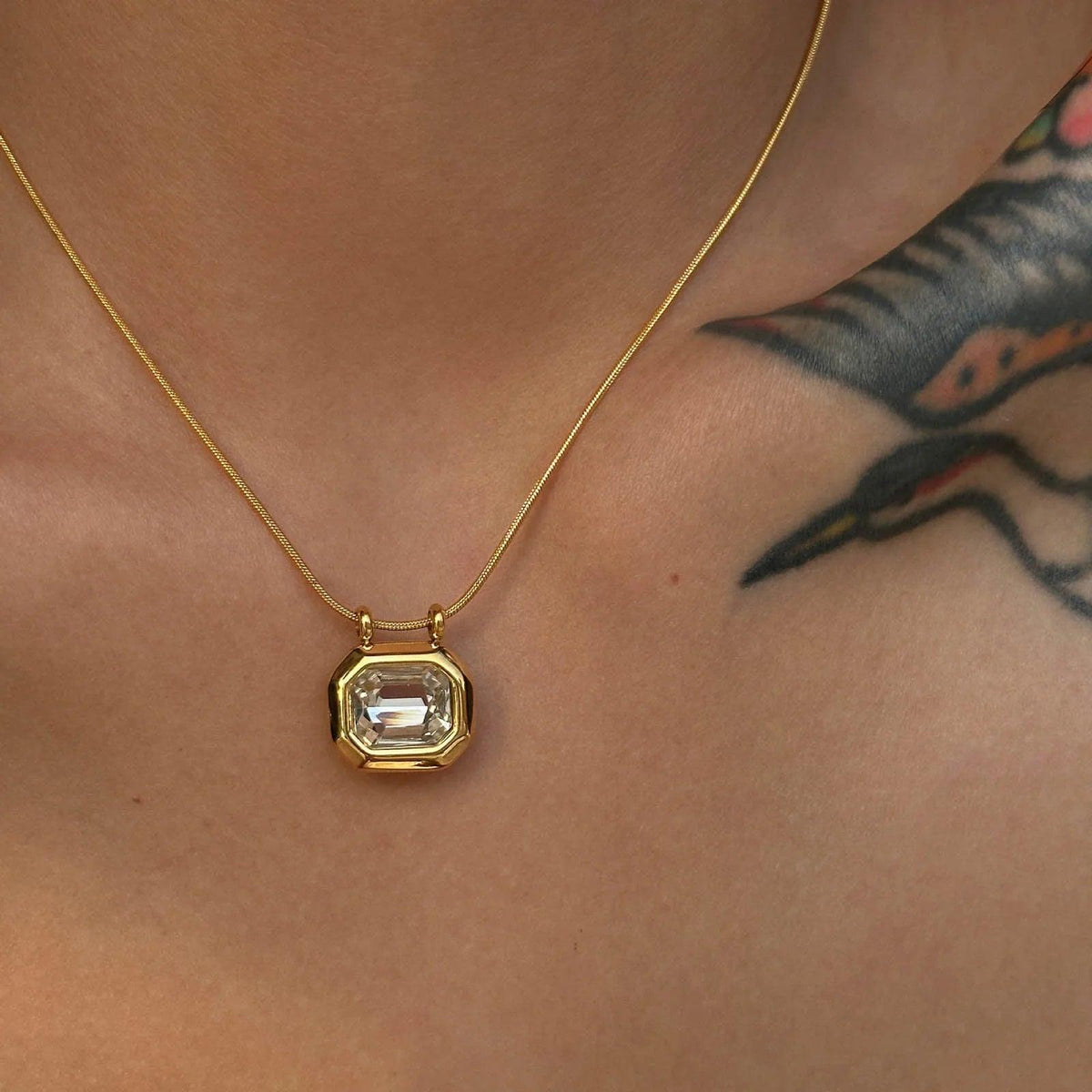 Colar Feminino Geométrico de Zircônia com Pingente Brilhante - Heraki Joias