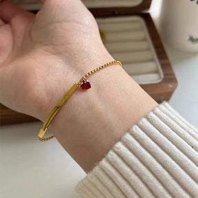 Pulseira Elegante com Coração de Zircão Vermelho em Aço Inoxidável